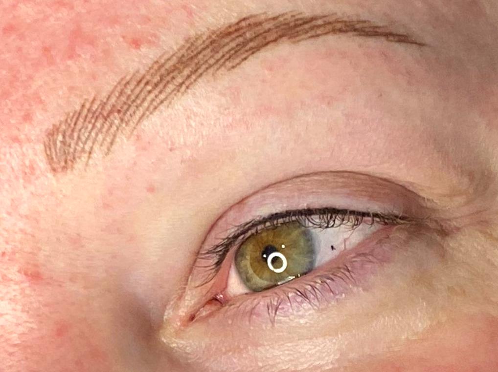 Eyebrow Feathering or Microblading: What’s the Difference?